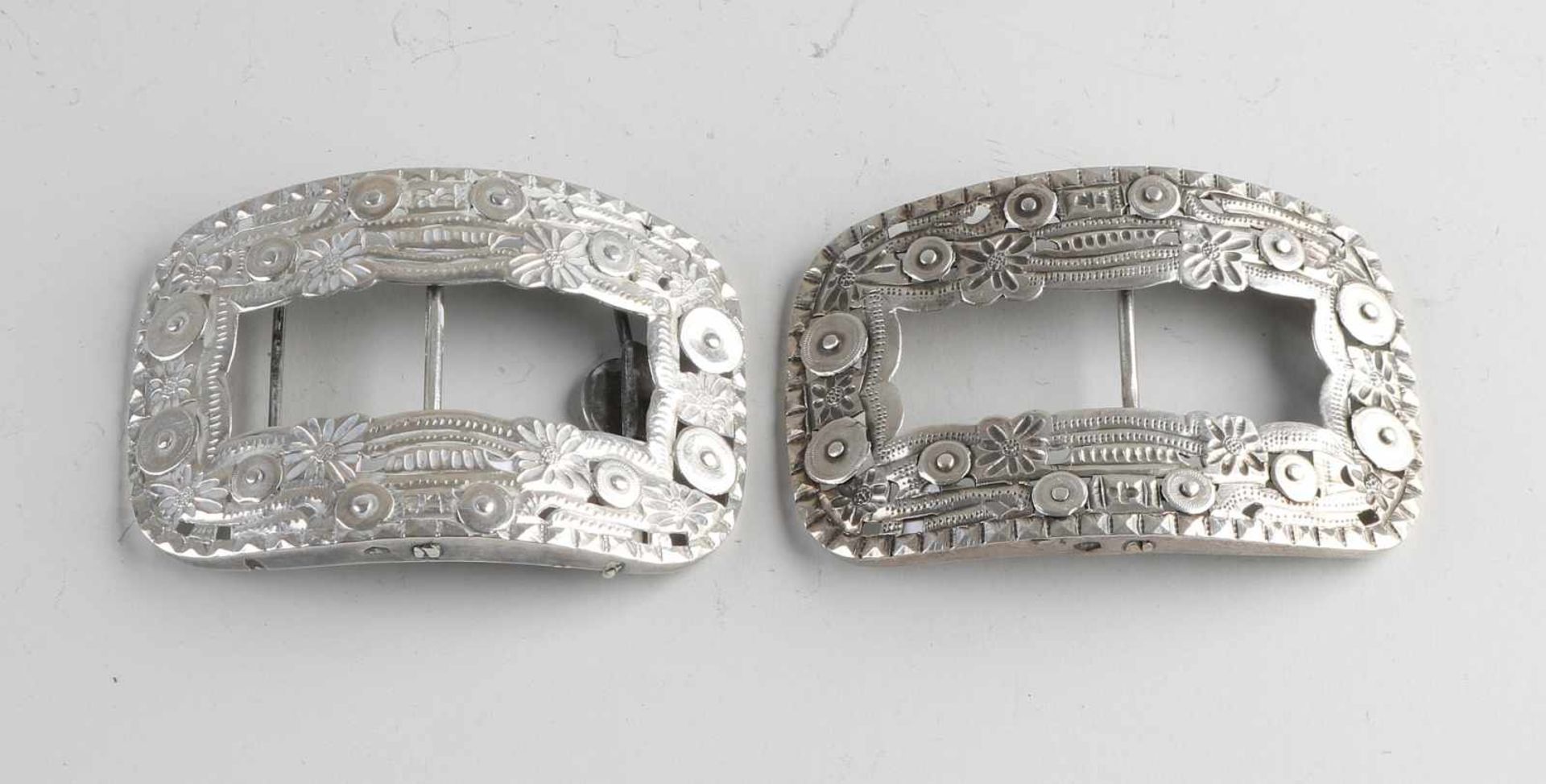 Silberne Schuhschnallen, 833/000, mit Münzen und Blumendekor. 10x6cm. insgesamt ca. 105 Gramm. I