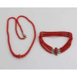 Armband und Halskette aus roter Koralle. Ein Armband mit 3 Reihen roter Koralle, ø 4 mm, befestigt