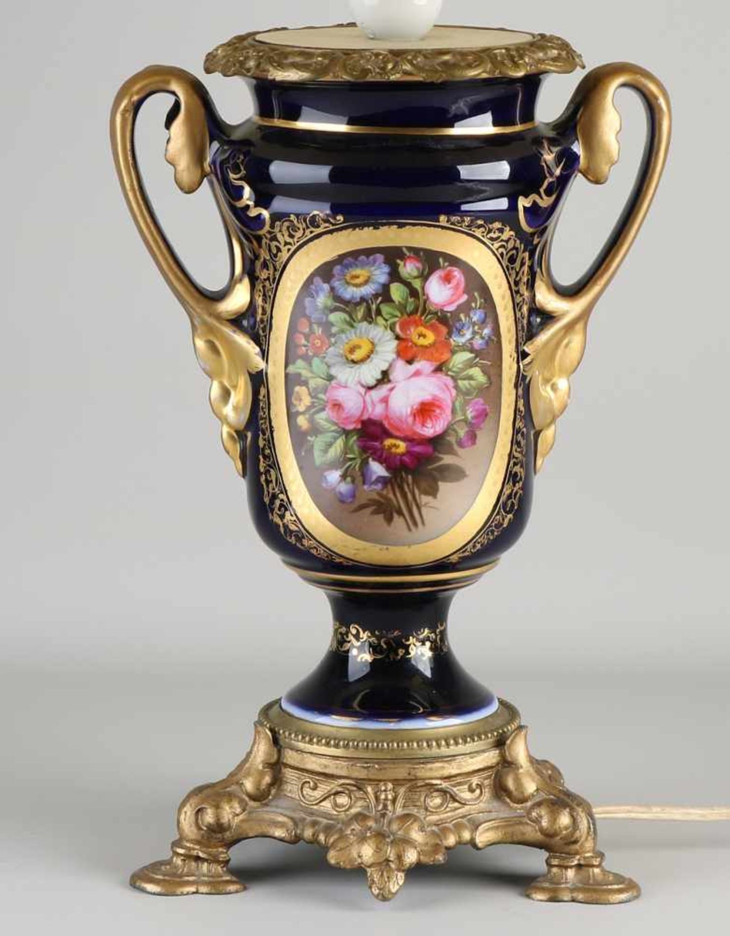 Antike handbemalte französische Porzellantischlampe. War einmal eine Petroleumlampe. Elektrifizie - Bild 2 aus 2