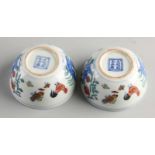 Zwei chinesische Porzellantassen mit Hühnerdekoration. Mit unterer Markierung. Größe: Ø 8,2 cm