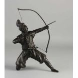 Chinesische oder japanische Bronzefigur des 19. Jahrhunderts. Schütze. Abmessungen: H 27 cm. In