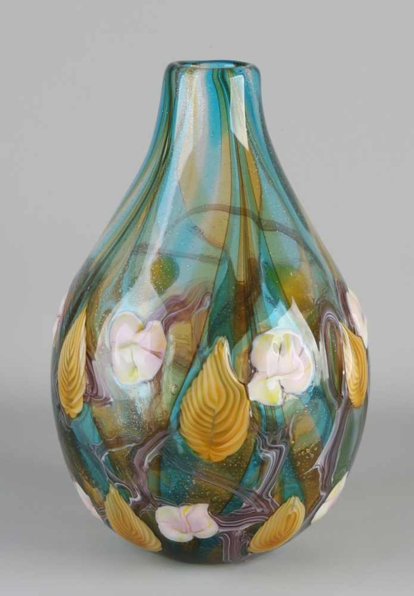 Glasvase im Jugendstil mit Blumenrelief. 20. Jahrhundert. Abmessungen: H 33 cm. In guter Konditio