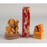 Drei chinesische Natursteinobjekte. Bestehend aus; Stempel rot / grau mit Zeichen. Stempel mit Fo