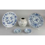 Fünf Teile antikes chinesisches Porzellan. Bestehend aus; Ingwerglas, zwei achteckige Schalen (