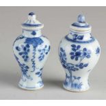 Zwei chinesische Porzellan-Miniaturvasen aus dem 19. Jahrhundert mit Deckeln und Blumendekor. Decke