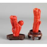 Zwei chinesische Figuren aus Korallen auf Holzkonsolen geschnitzt. Größe: 12 - 15 cm. In guter