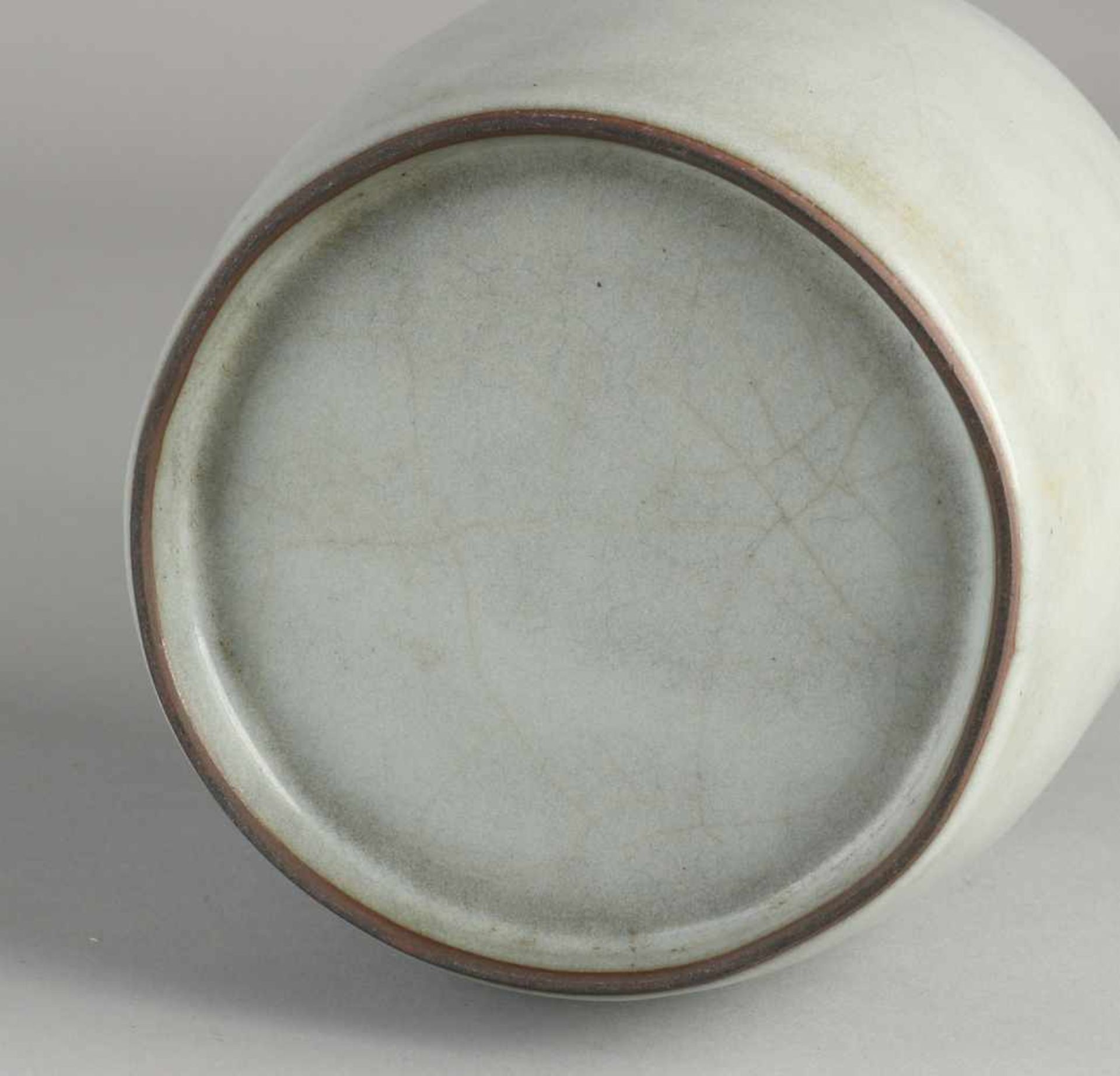 Chinesische Porzellanflaschenvase mit grauer Glasur. Abmessungen: H 23 cm. In guter Kondition. - Bild 2 aus 2