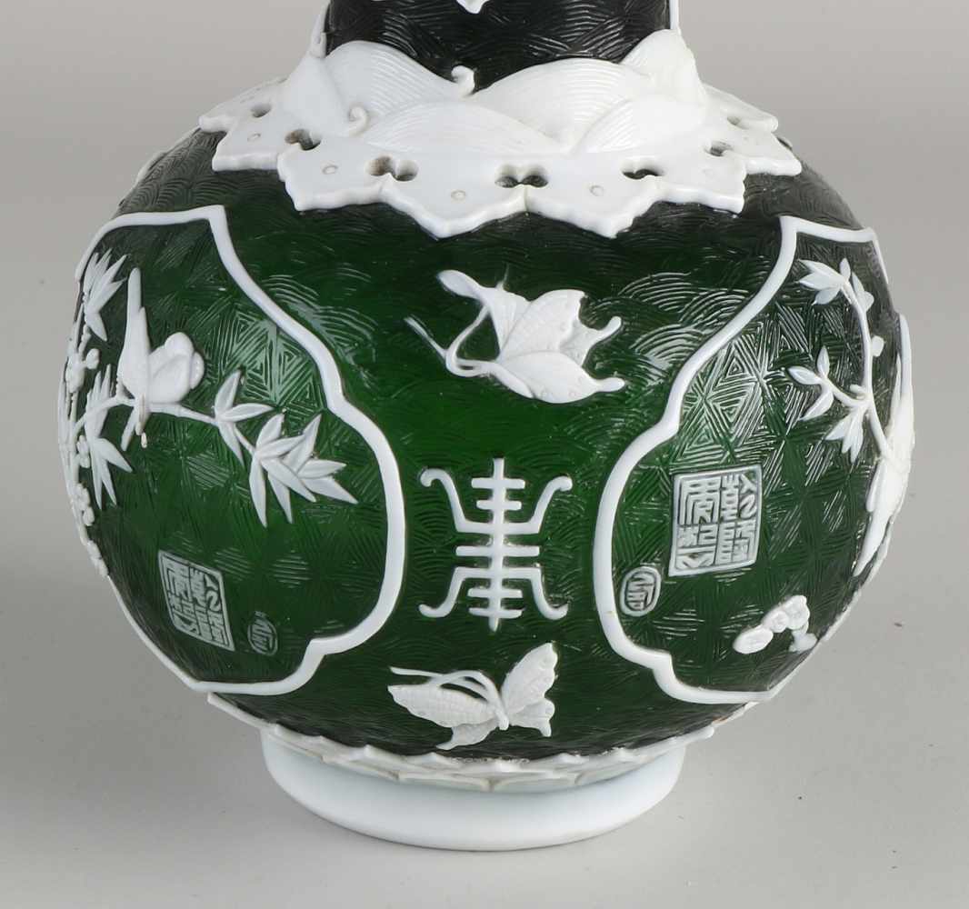 Signierte chinesische Peking-Glasvase mit Wertsachen, Insekten, Vögeln und Charakterdekoration. - Image 2 of 2