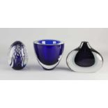 Dreiteilige moderne Glaswaren. Bestehend aus; Blaue Olaf Stevens Vase 1999, eiförmiges Objekt von