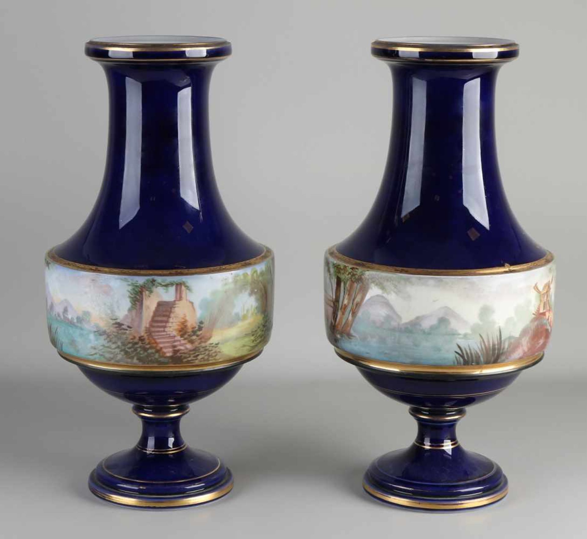 Zwei große antike französische Porzellanvasen mit handgemalter Landschaft / Figuren und Golddekor. - Bild 2 aus 2