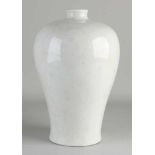Chinesische Porzellan Mei Ping Vase mit weißer Glasur. Abmessungen: H 30,5 cm. In guter Kondition