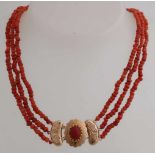 Halskette mit 3 Reihen feiner roter Korallen, befestigt an einer Gelbgoldschließe, 585/000, ovales