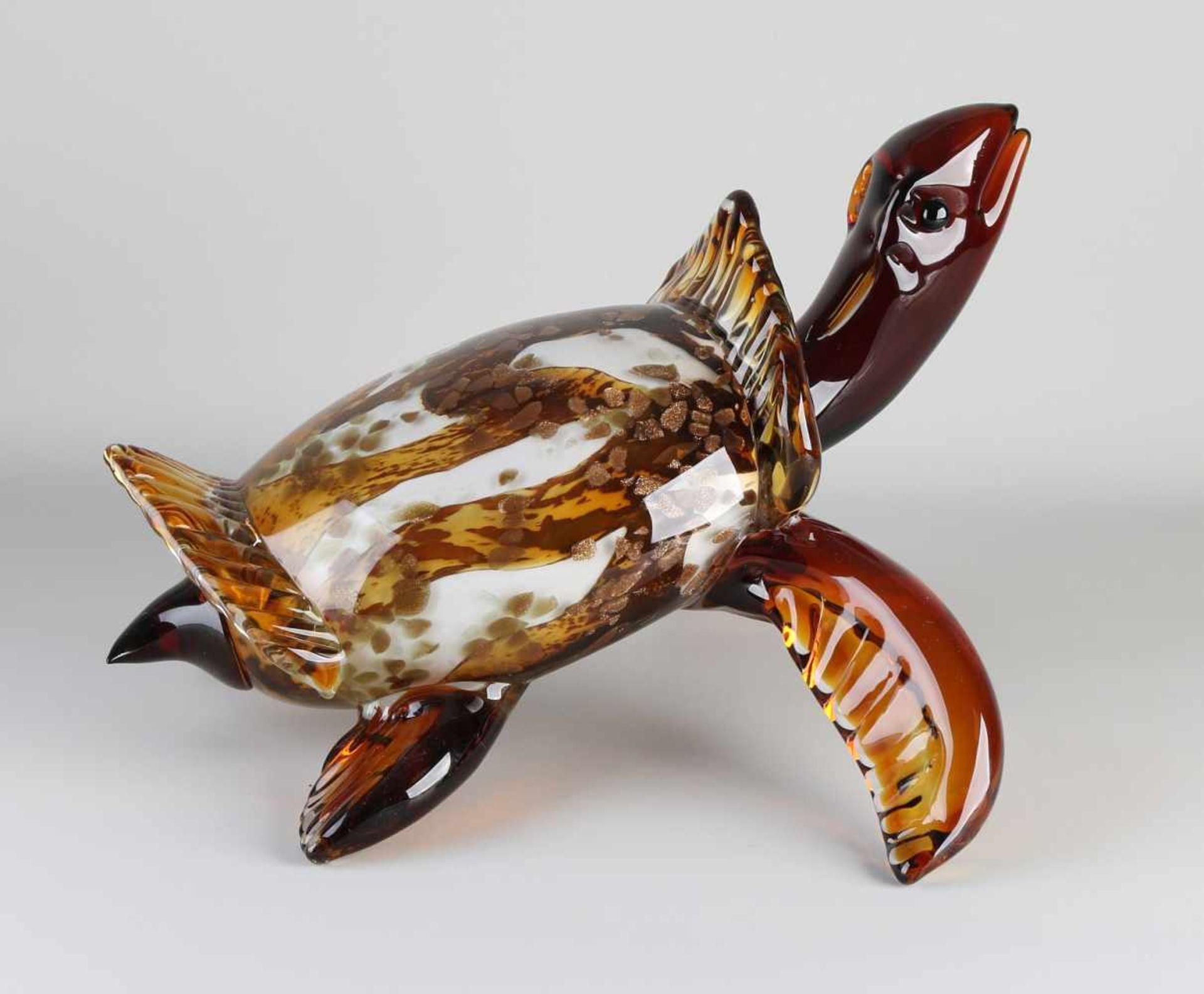 Schöne große moderne Glasschildkröte in den Farben Rot / Braun / Weiß und mit schillerndem - Image 2 of 2