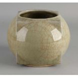 Große chinesische Porzellan-Seladon-Vase mit grüner Knisternglasur. Abmessungen: H 13 x Ø 17 cm.