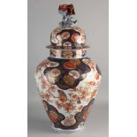 Sehr große japanische Imari Porzellanvase mit Deckel mit Blumen- / Vogel- / Golddekor.