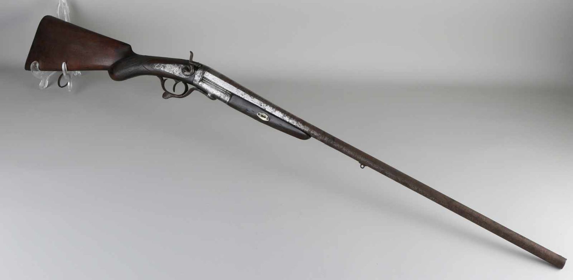 Damenjagdgewehr aus dem 19. Jahrhundert mit Gravur und Quecksilberlauf. Oxidation. Größe: L 108