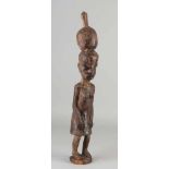 Antike afrikanische Hartholzfigur mit polychromer Auflage. Einriss im Bein. Abmessungen: H 43 cm.