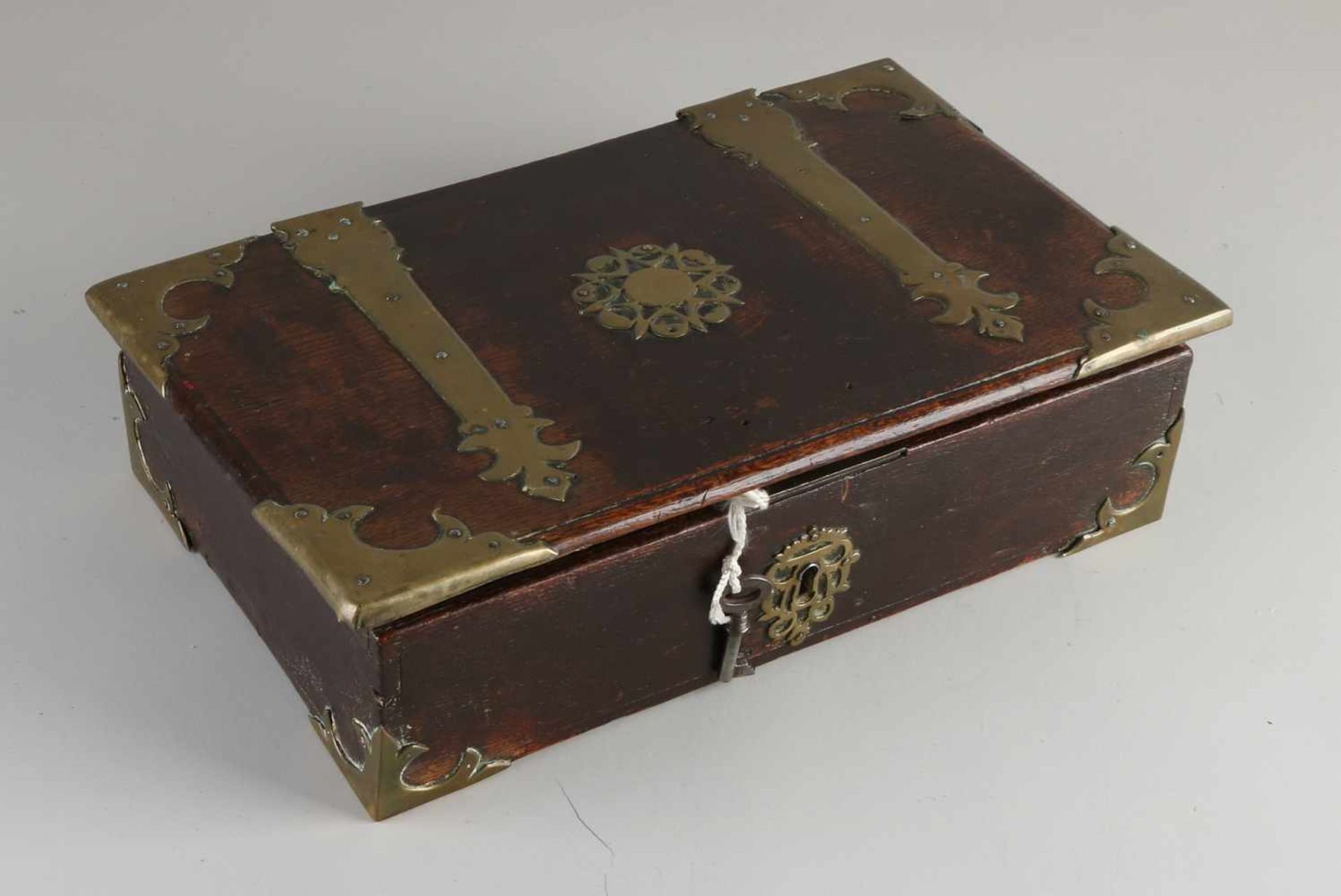 Dokumentenbox aus Eichenholz aus dem 18. Jahrhundert mit original Messingbeschlägen und Schloss.