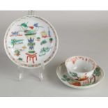 Drei Teile chinesisches Porzellan aus dem 18. Jahrhundert. Bestehend aus; Tasse + Untertasse mit