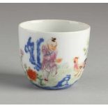 Hochdetaillierte chinesische Porzellan-Hühnchen-Tasse mit Family Rose-Figur in Landschaft, Huhn,