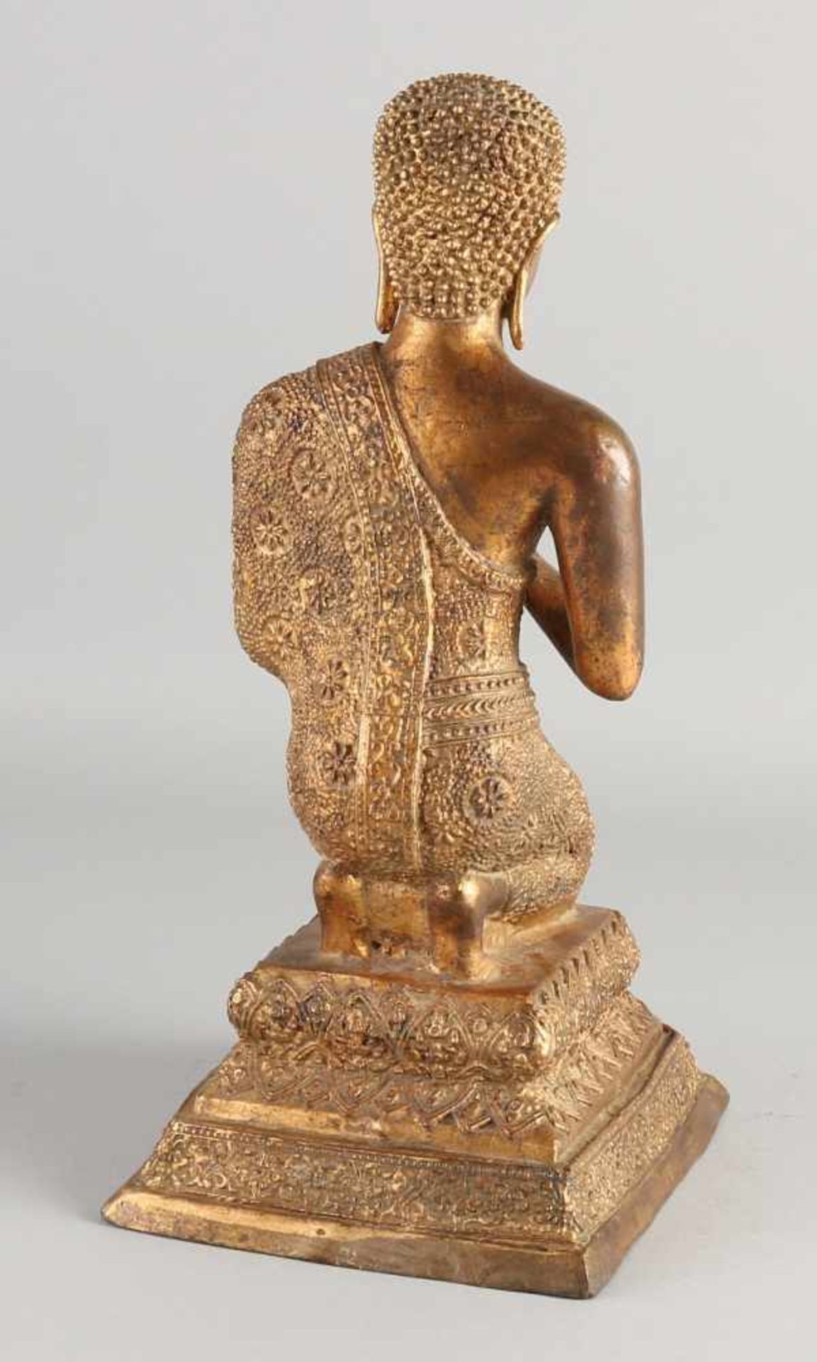 Großer vergoldeter chinesischer Bronzebuddha. Größe: 31cm. In guter Kondition. - Bild 2 aus 3