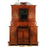 Jugendstil Buffet. Eiche, teilweise massiv. Mit Blumenschnitzerei. Abmessungen: H 255 x B 170 x T