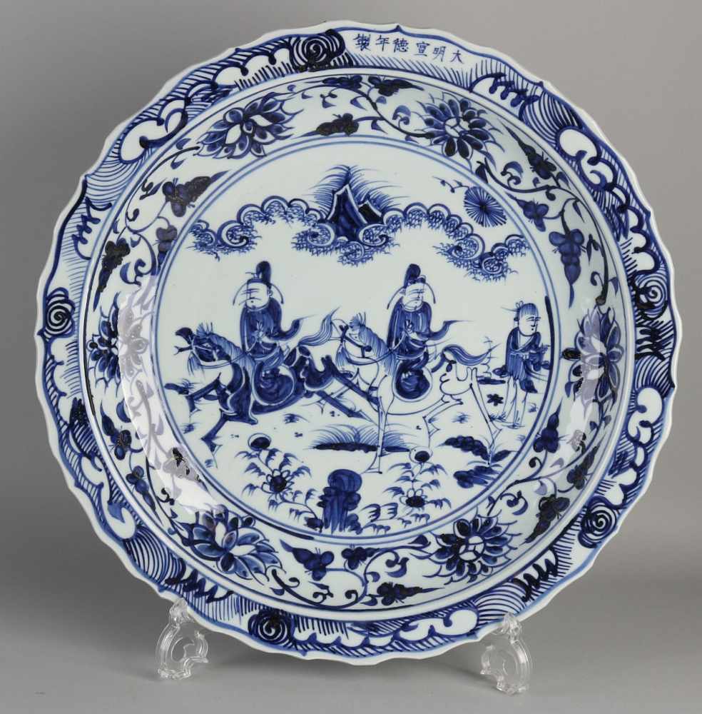 Große chinesische Porzellan blau und weiß dekorative Schale mit Figuren / Blumen / Textdekoration.