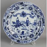 Große chinesische Porzellan blau und weiß dekorative Schale mit Figuren / Blumen / Textdekoration.
