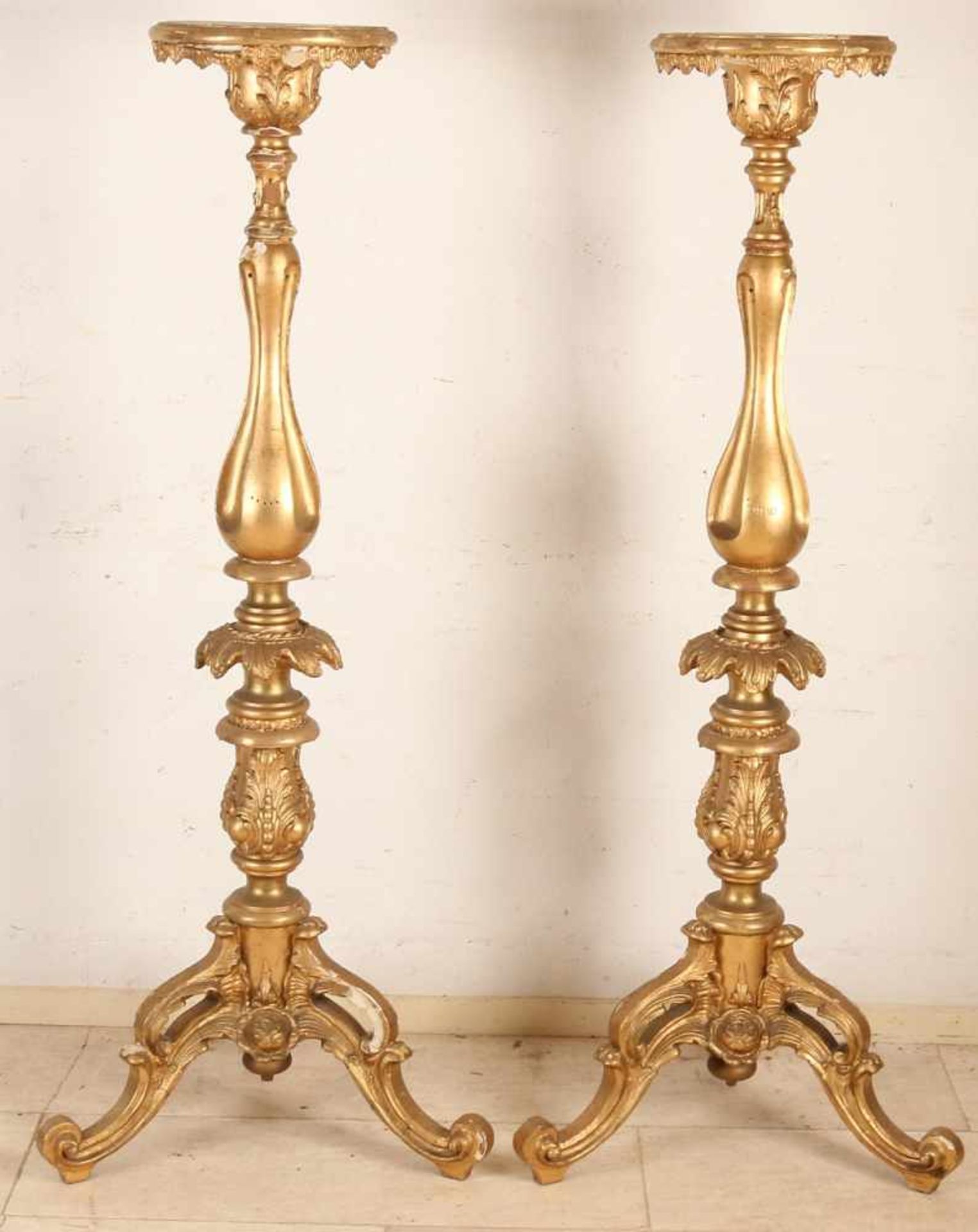 Zwei hohe vergoldete Holzsockel aus dem 19. Jahrhundert. Gold Blatt. Blumen- / Rosendekor.