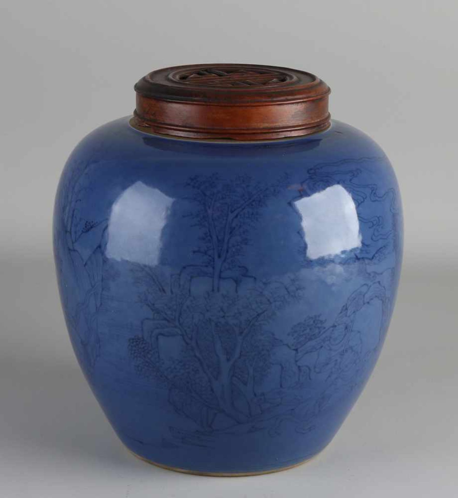 Großes chinesisches Ingwerglas aus Porzellan mit Holzdeckel, blauer Glasur und dekorativen Figuren - Bild 2 aus 3