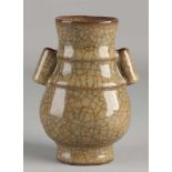 Chinesische Porzellan-Seladon-Vase mit brauner Knisternglasur. Abmessungen: H 13,5 cm. In guter
