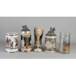 Fünf alte / antike deutsche Bierkrüge. Verschiedene. 20. Jahrhundert. Keramik + Glas. Größe: