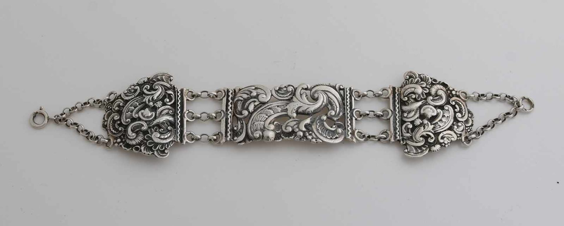 Silberarmband aus einem antiken Bibelverschluss, 833/000, verziert mit Schriftrollen und Blumen.