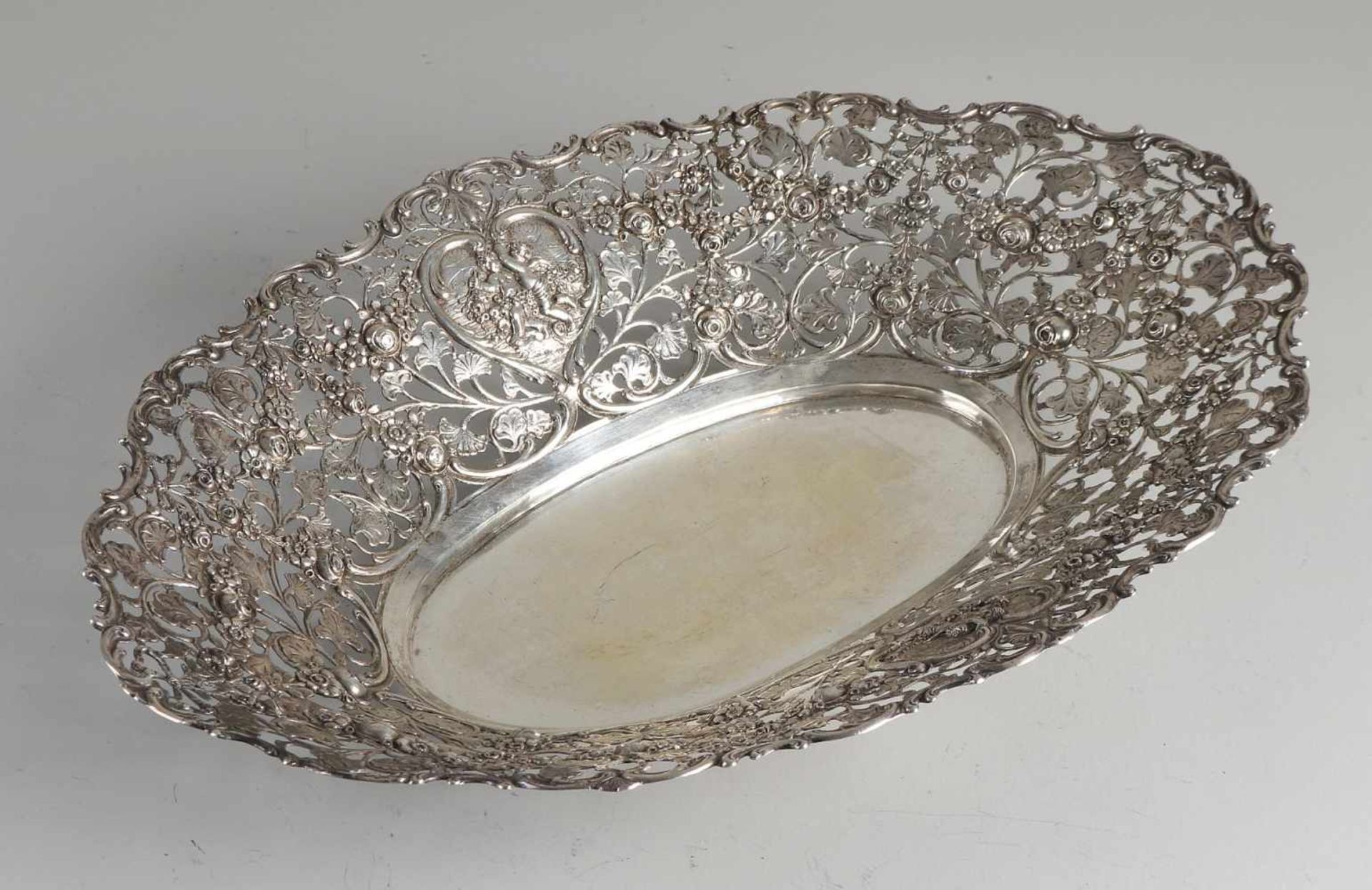 Silberne Schale, 800/000, durchbrochenes ovales Modell, verziert mit Blumendekor und herzförmigen - Image 2 of 2
