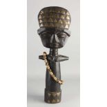 Afrikanische geschnitzte Figur mit Perlenkette und Kupfereinlage. 20. Jahrhundert. Abmessungen: H