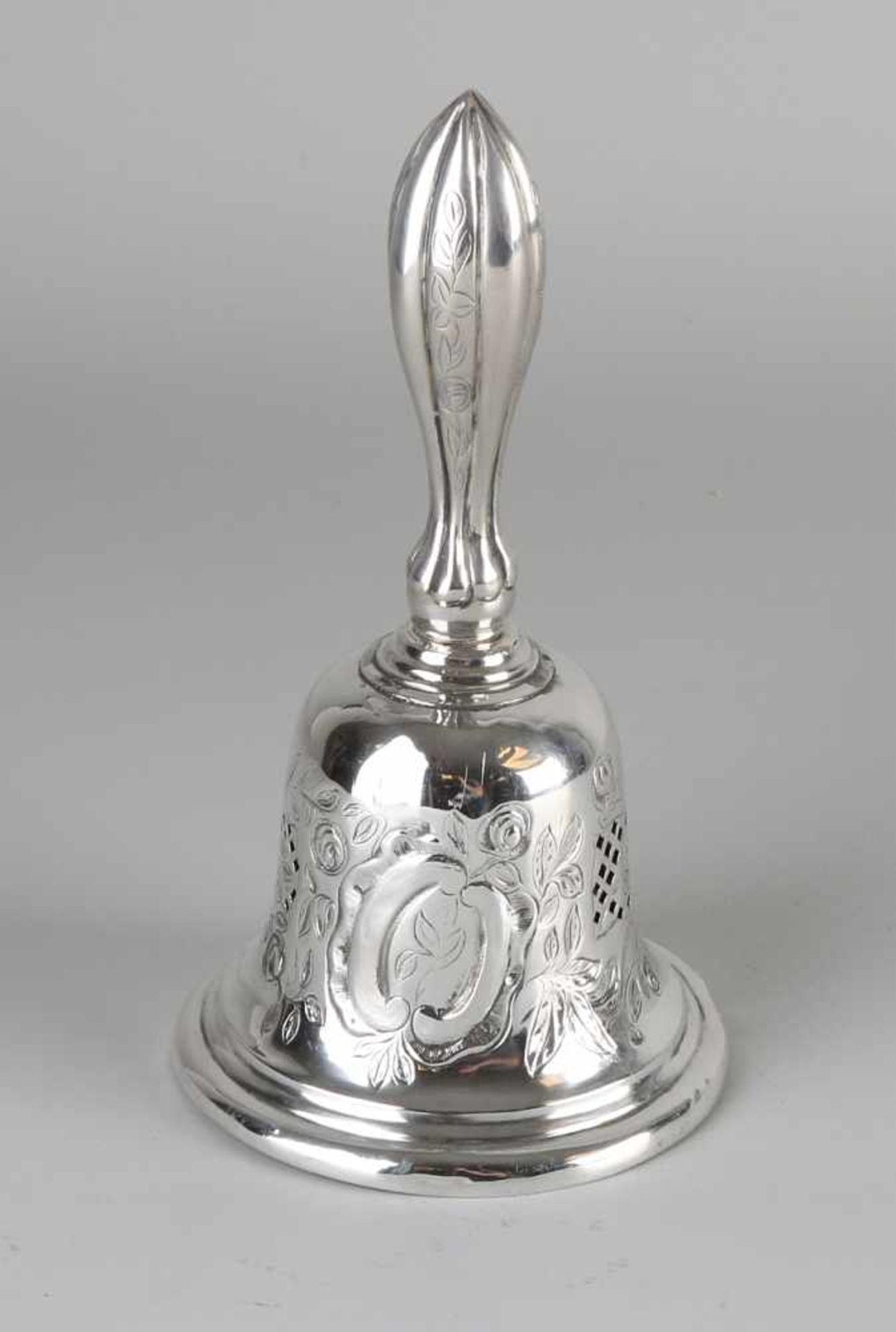 Silber Tischglocke, 833/000, mit Metallinnenglocke. Durchbrochene runde Innenglocke mit - Image 2 of 2