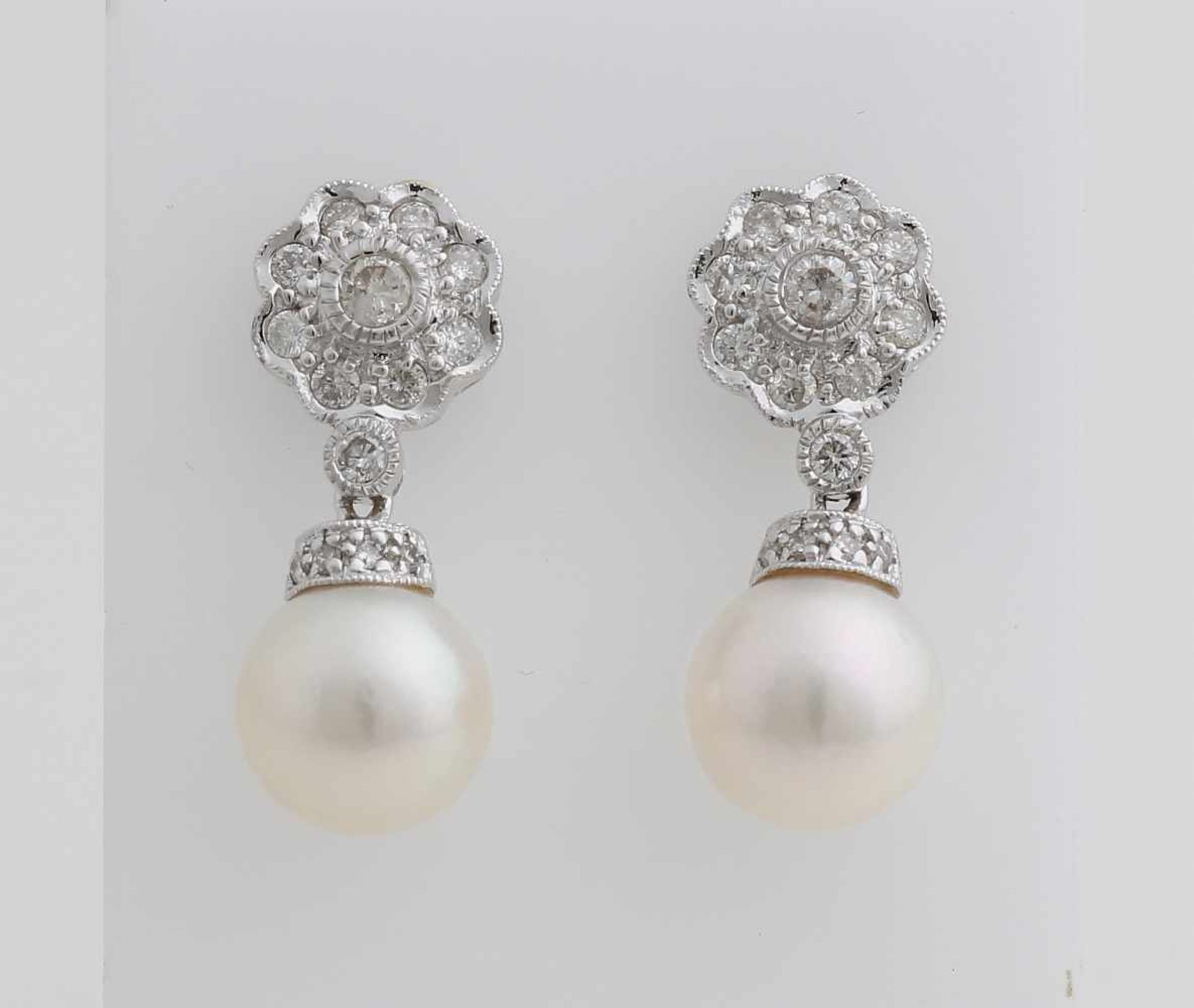 Weißgold-Ohrringe, 750/000, mit Diamant und Perle. Ohrstecker aus Weißgold mit einer Rosette aus