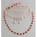 Viel Schmuck mit Perle und Koralle. Eine Halskette, ein Armband und Ohrringe mit Süßwasserperlen,