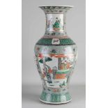 Große chinesische Porzellan Familie Verte Vase mit Blumen / Figuren in Flügeldekoration.