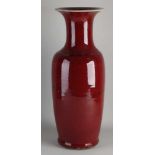 Sehr große chinesische Porzellan Sang de Boeuf Vase mit roter Glasur. Abmessungen: H 58 cm. In gu