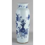 Große chinesische Porzellanwagenvase mit Blumenvasendekoration. Abmessungen: H 44,7 cm. In guter