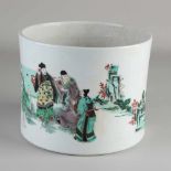 Großer chinesischer Porzellanbürstentopf mit Figuren im Landschaftsdekor ringsum. Mit unterer