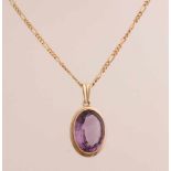 Gelbgoldkette und Anhänger, 585/000, mit Amethyst. Figaro-Halskette mit einem ovalen Anhänger,