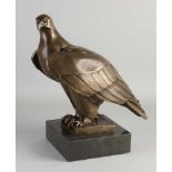 Großer Greifvogel aus Bronze im Art-Deco-Stil auf schwarzem Marmorsockel. 21. Jahrhundert.