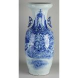 Große chinesische Porzellanvase aus dem 19. Jahrhundert mit Berglandschaft / Pagodendekor.