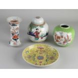Vier Teile chinesisches / japanisches Porzellan. Bestehend aus; Zwei Ingwergläser, China, mit
