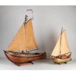 Zwei alte / antike holländische Miniaturboote. Flache Böden. Volendam. Ca. 1900 - 1930. Größe