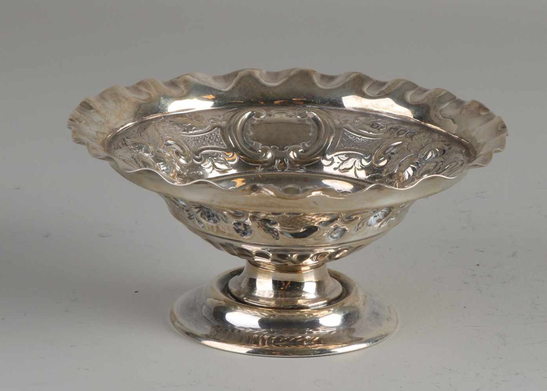Silberschale, 925/000, rundes Modell mit gewellter Kante und ziselierter Kante mit Blumendekor und