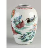 Antike chinesische Porzellan Family Rose Vase mit Wasserspiel und Entendekoration. Abmessungen: H