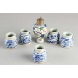Sechs kleine chinesische Porzellanvasen mit Blumendekor. Eine Vase mit silberner Kappe?